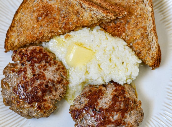 https://wildgameandfish.com/wp-content/uploads/2022/11/Venison-Breakfast-Sausage-Grits-Toast-Small-Version.jpg