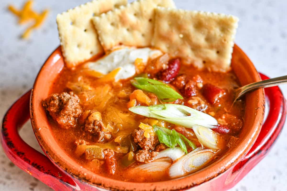 Easy Venison Chili with Saltine Crackers