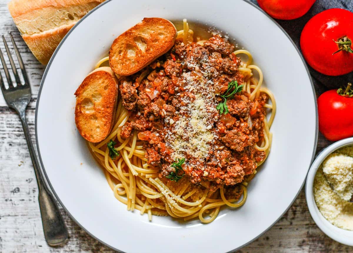 venison spaghetti with garlic bread