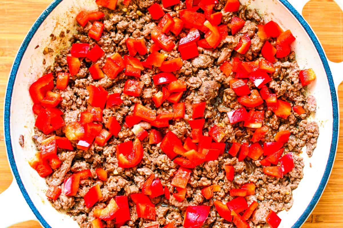 Hamburger Bowl with diced red bell pepper